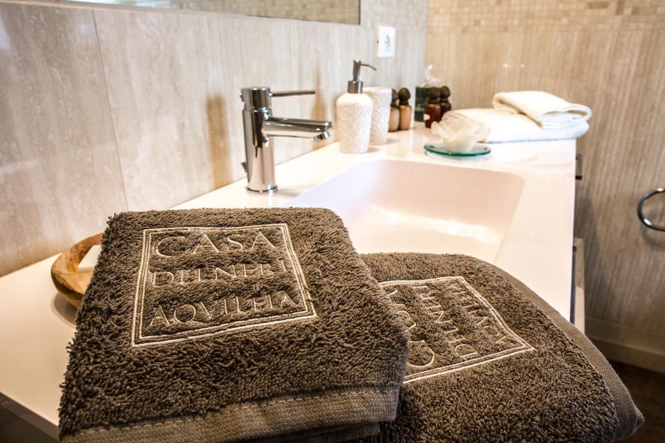 Bathroom, Decorative detail, towels