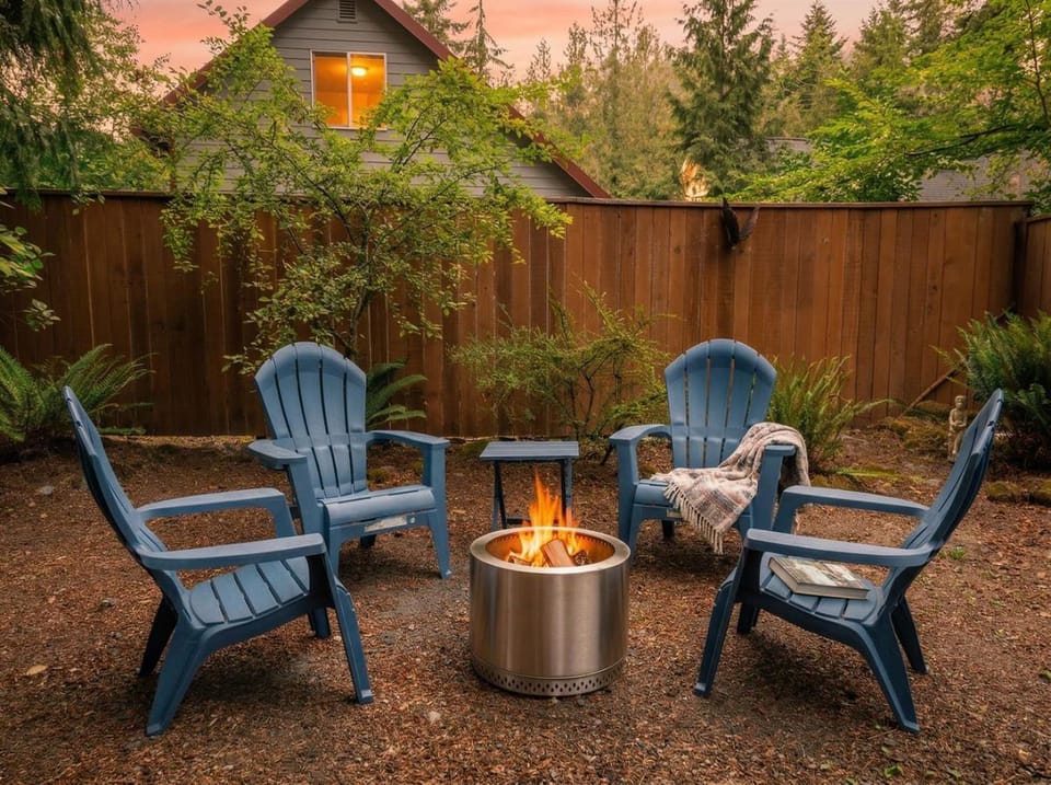 Chalet Rivière Sleeps 12, Dog-Friendly, Hot Tub Chalet in Mount Hood Village