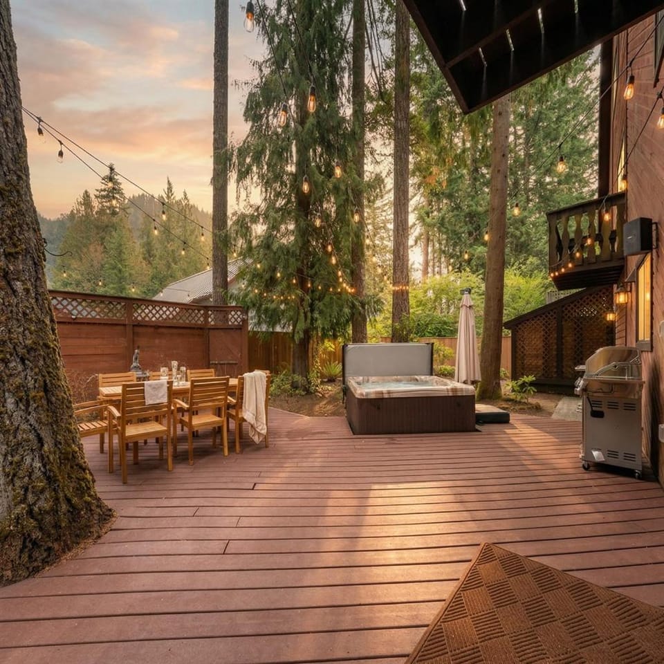 Chalet Rivière Sleeps 12, Dog-Friendly, Hot Tub Chalet in Mount Hood Village