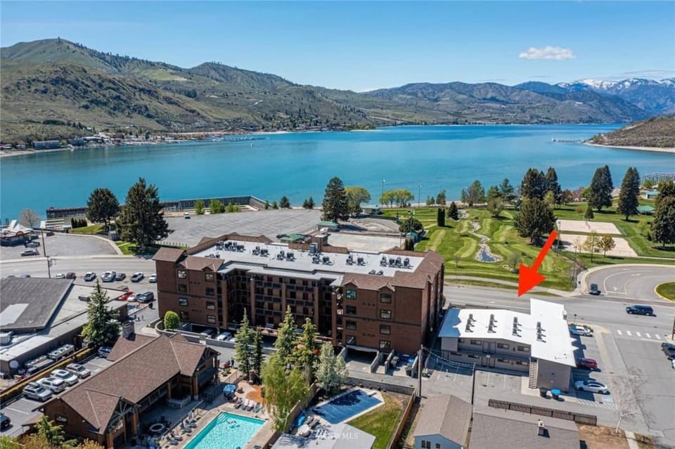 Downtown Retreat Walkable, LAKE & Mountain VIEWS House in Chelan (In Town)