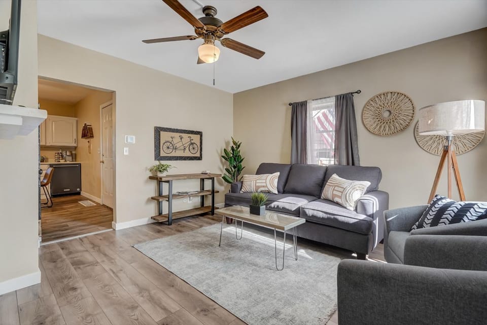 Downtown Urban Basecamp in Colorado Springs with Grill and Fireplace Apartment in Colorado Springs