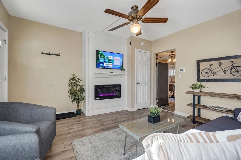 Downtown Urban Basecamp in Colorado Springs with Grill and Fireplace Apartment in Colorado Springs