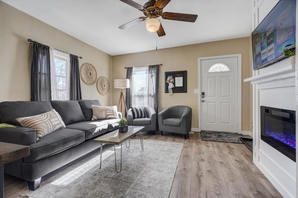 Downtown Urban Basecamp in Colorado Springs with Grill and Fireplace Apartment in Colorado Springs