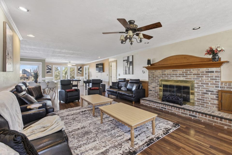 TV and multimedia, Living room, Seating area, Evening entertainment, fireplace