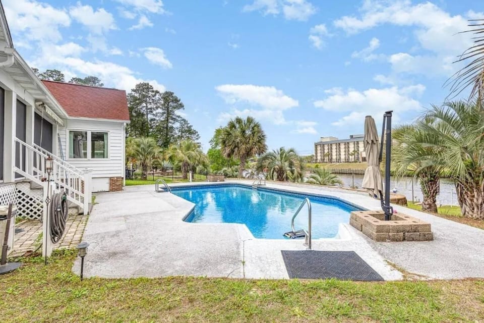 Property building, Patio, Day, Natural landscape, Garden, Garden view, Pool view, Swimming pool, sunbed