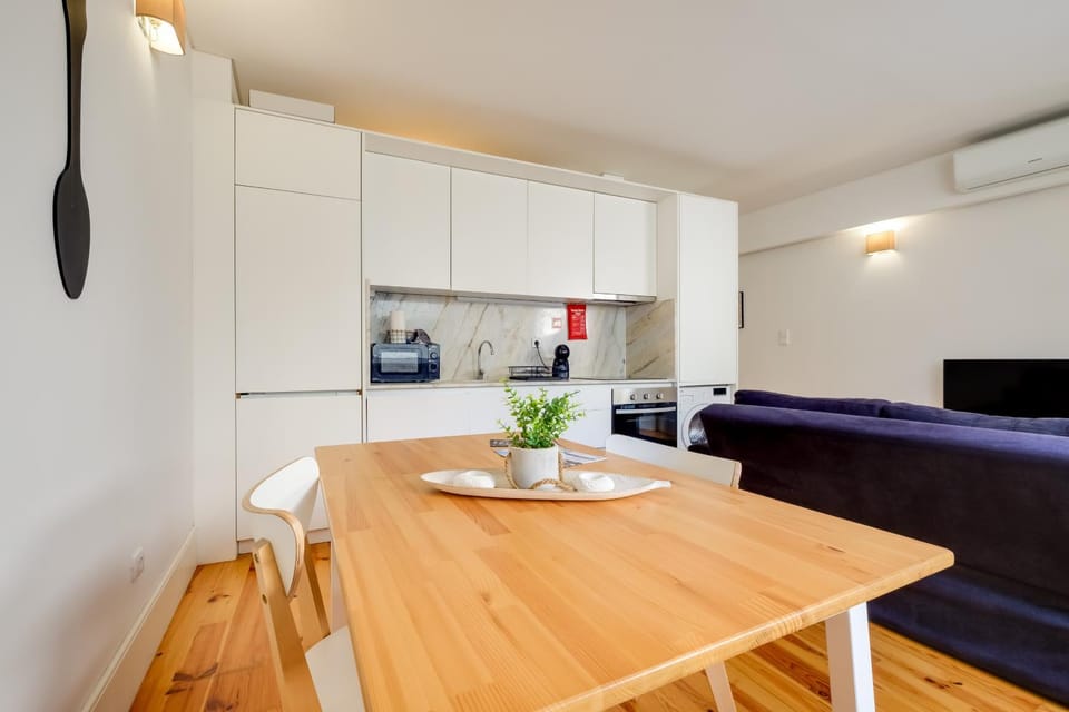 TV and multimedia, Kitchen or kitchenette, Living room, Seating area, Dining area, oven, air conditioner