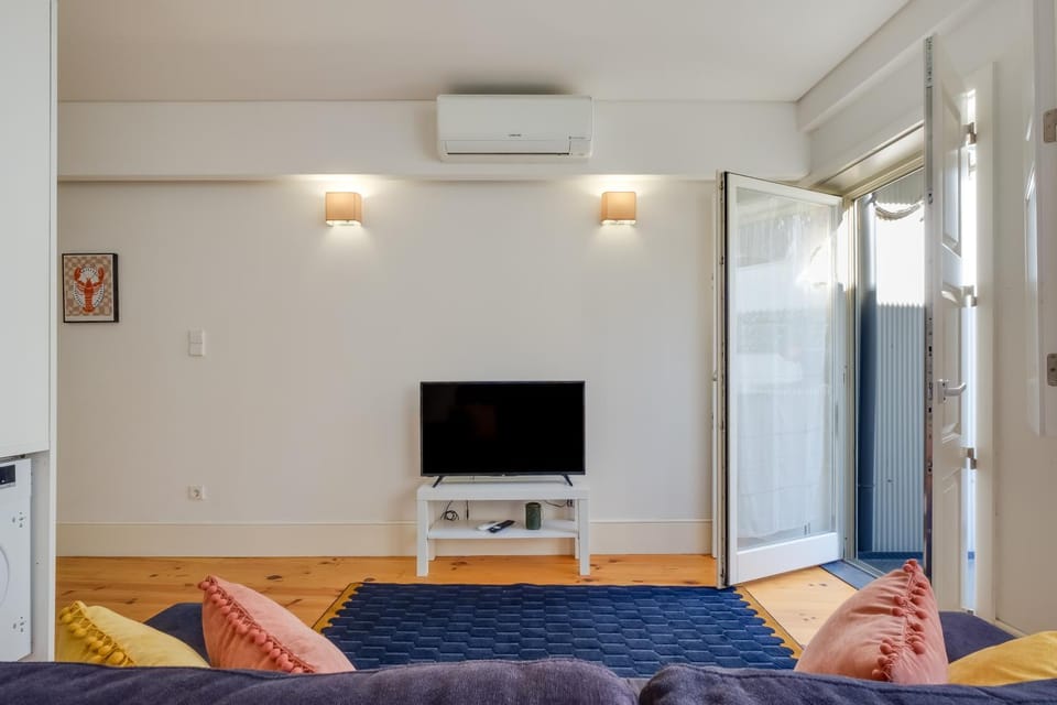 Communal lounge/ TV room, TV and multimedia, Living room, air conditioner