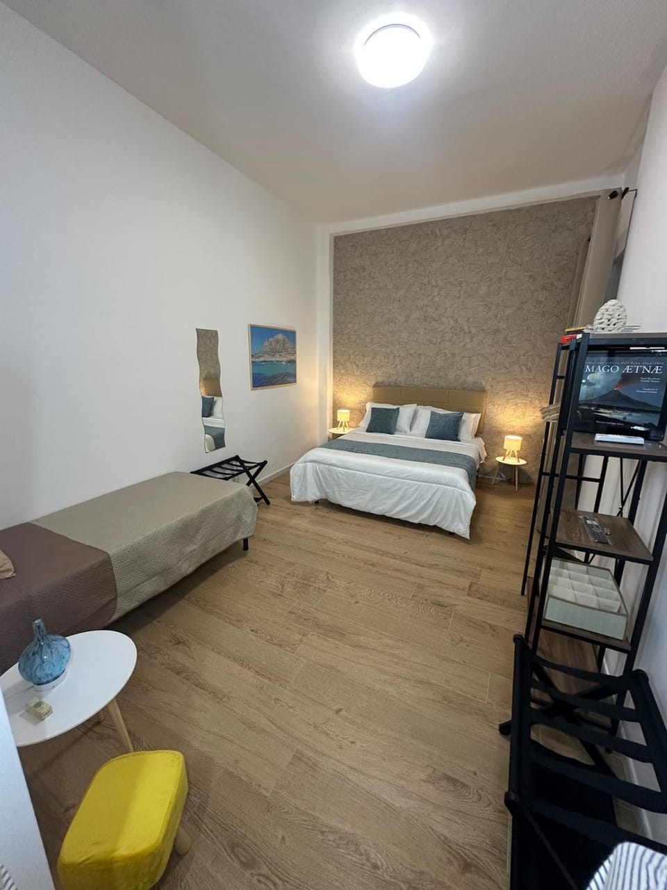 Bed, TV and multimedia, Photo of the whole room, Bedroom
