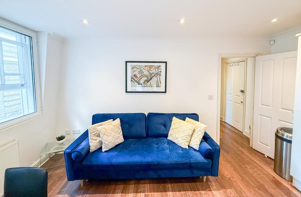 Living room, Decorative detail, Seating area, heating, internet, air conditioner