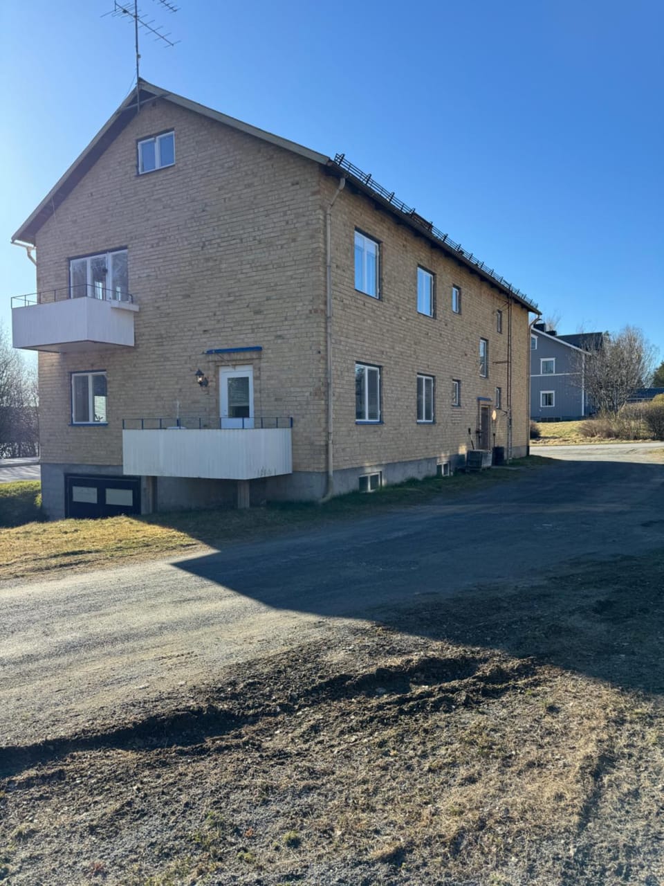 Property building, Day, Neighbourhood