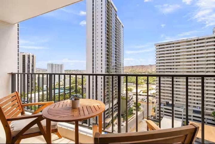 Waikiki Banyan 1711 - Tower 1 House in Honolulu
