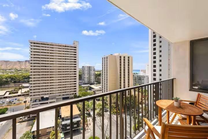 Waikiki Banyan 1711 - Tower 1 House in Honolulu