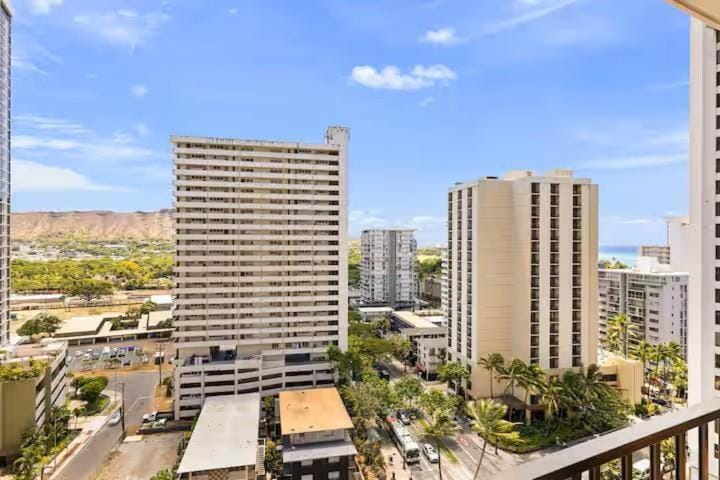 Waikiki Banyan 1711 - Tower 1 House in Honolulu