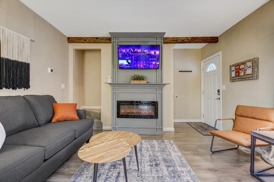 Two-Story Downtown Home in Colorado Springs, King Bed and Private Parking Apartment in Colorado Springs