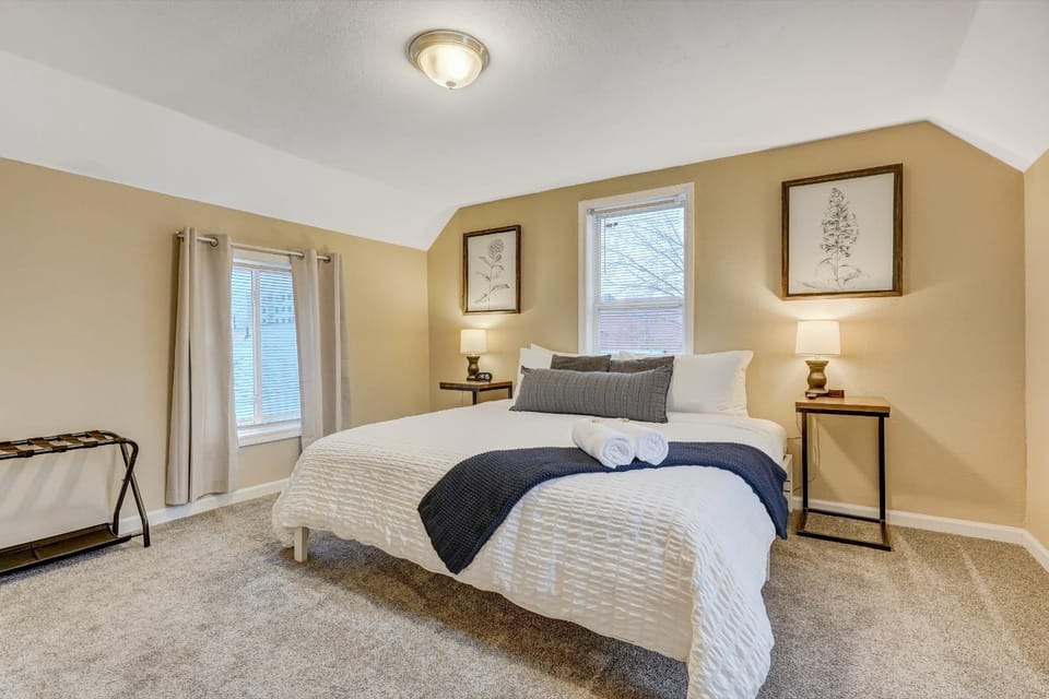 Two-Story Downtown Home in Colorado Springs, King Bed and Private Parking Apartment in Colorado Springs