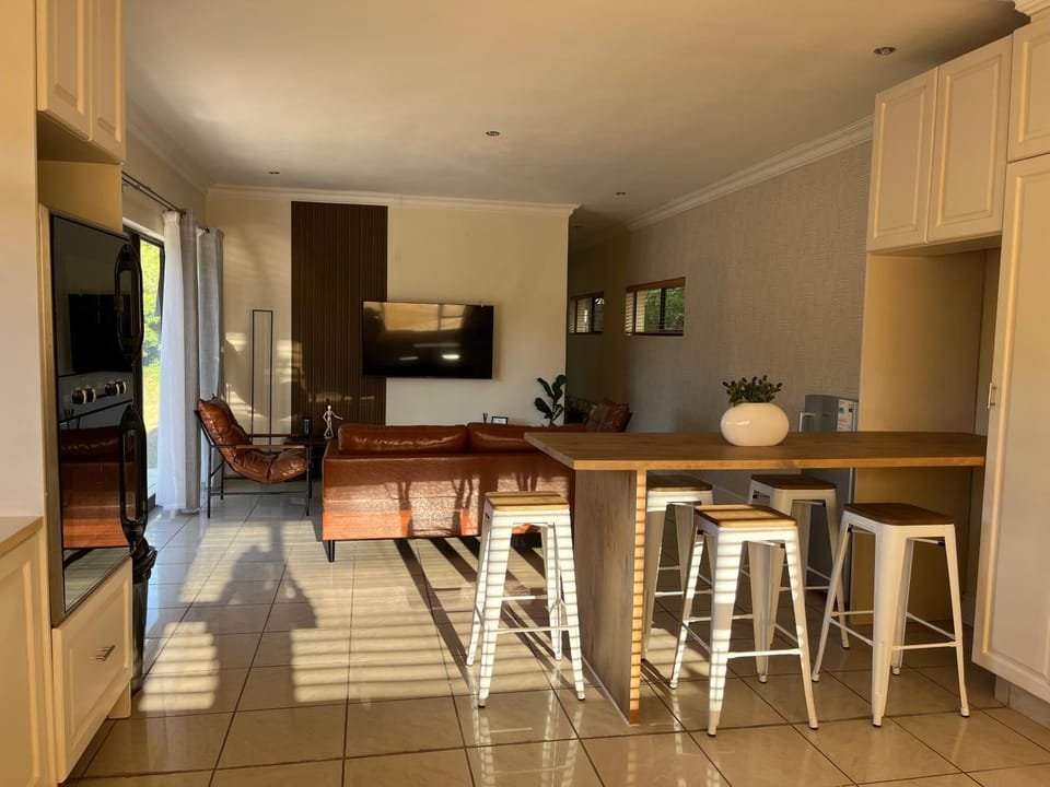 Kitchen or kitchenette, Living room, Seating area, Dining area, oven, stove