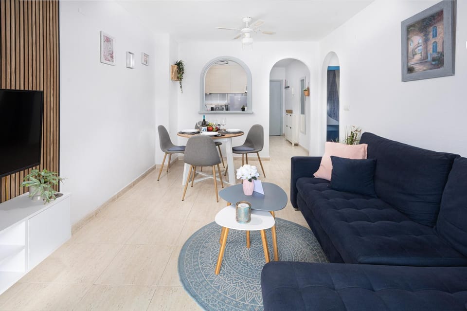 Living room, Seating area, Evening entertainment