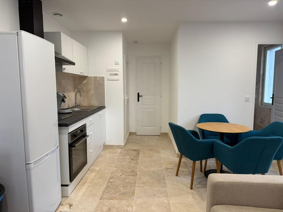 Kitchen or kitchenette, Living room, Seating area, Dining area, oven, stove
