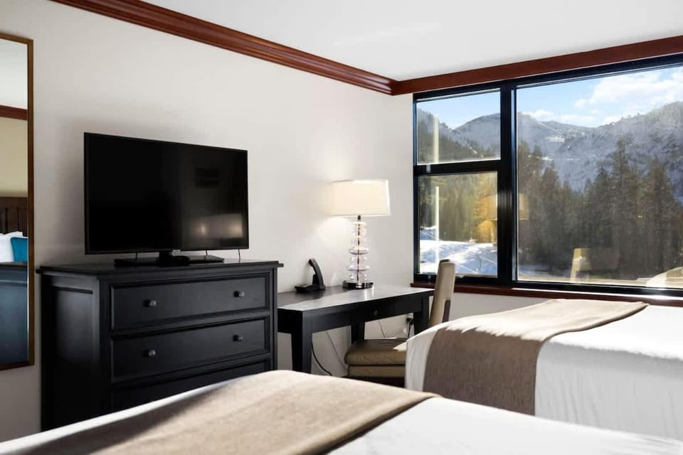 Studio Suite 2 Queen Beds Mountain View Inn in Palisades Tahoe (Olympic Valley)