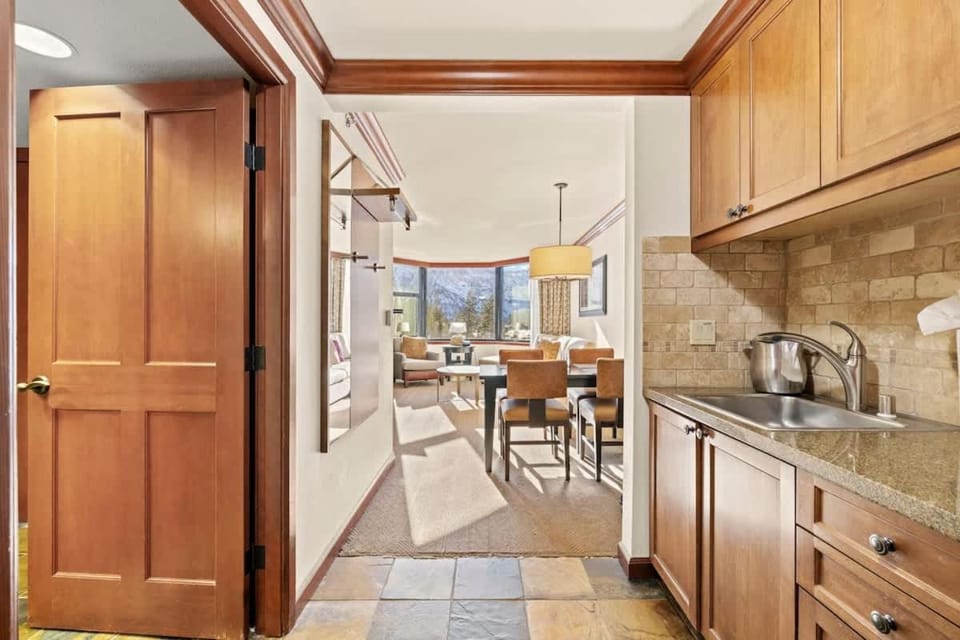 Studio Suite 2 Queen Beds Mountain View Inn in Palisades Tahoe (Olympic Valley)