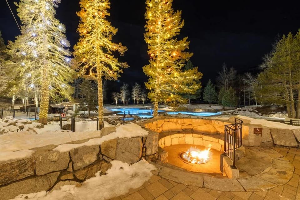 6th Floor Mountain View Room - Fireplace Suite Inn in Palisades Tahoe (Olympic Valley)