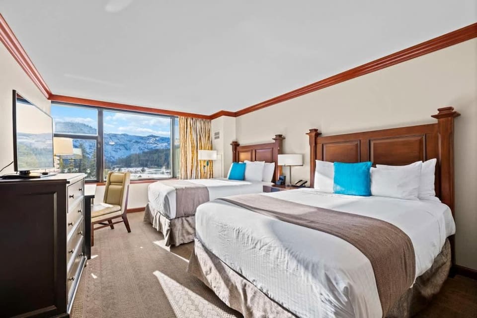 6th Floor Mountain View Room - Fireplace Suite Inn in Palisades Tahoe (Olympic Valley)