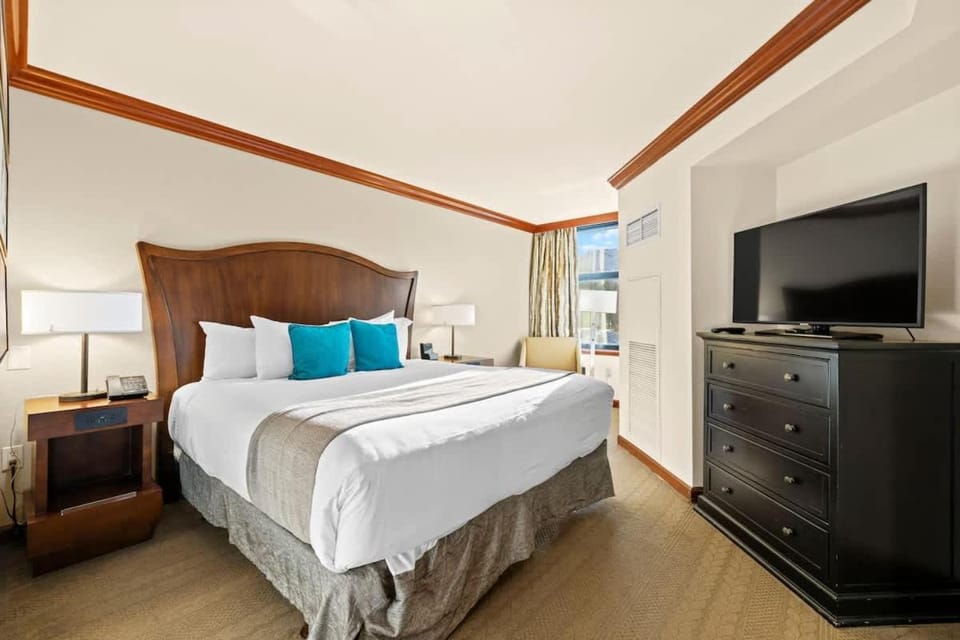 6th Floor Mountain View Room - Fireplace Suite Inn in Palisades Tahoe (Olympic Valley)