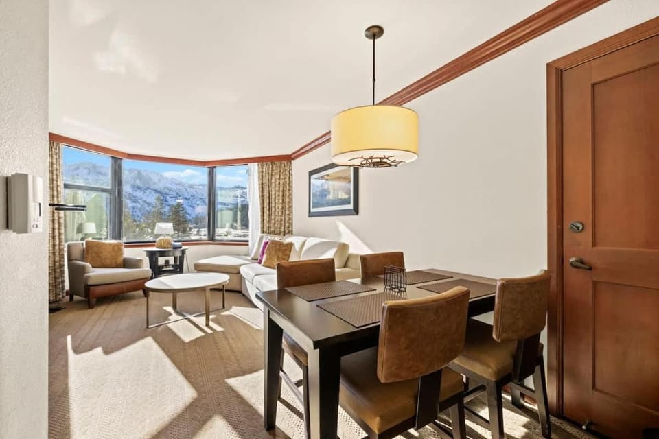 6th Floor Mountain View Room - Fireplace Suite Inn in Palisades Tahoe (Olympic Valley)
