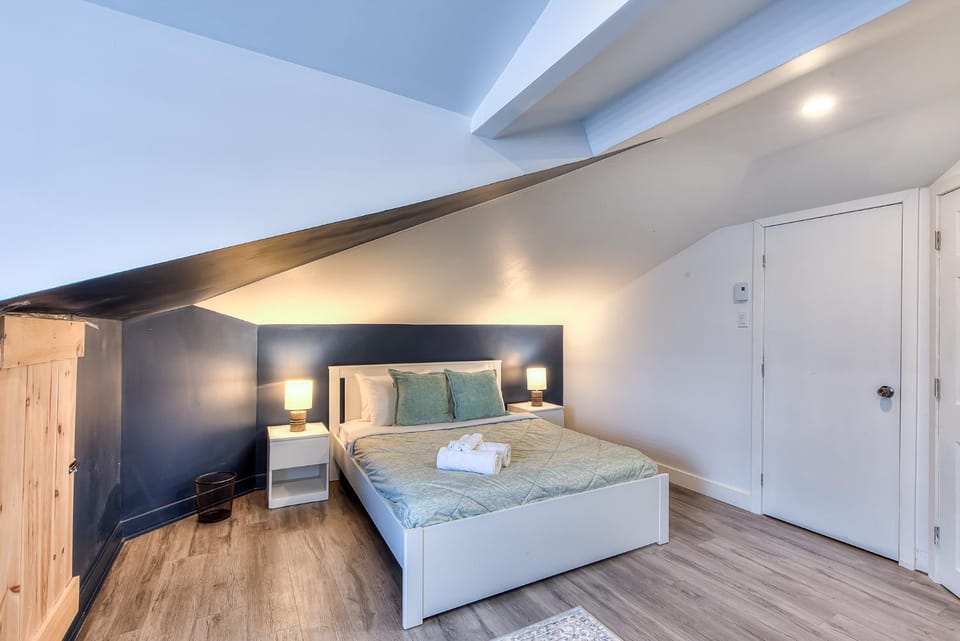 Bed, Photo of the whole room, Bedroom, towels