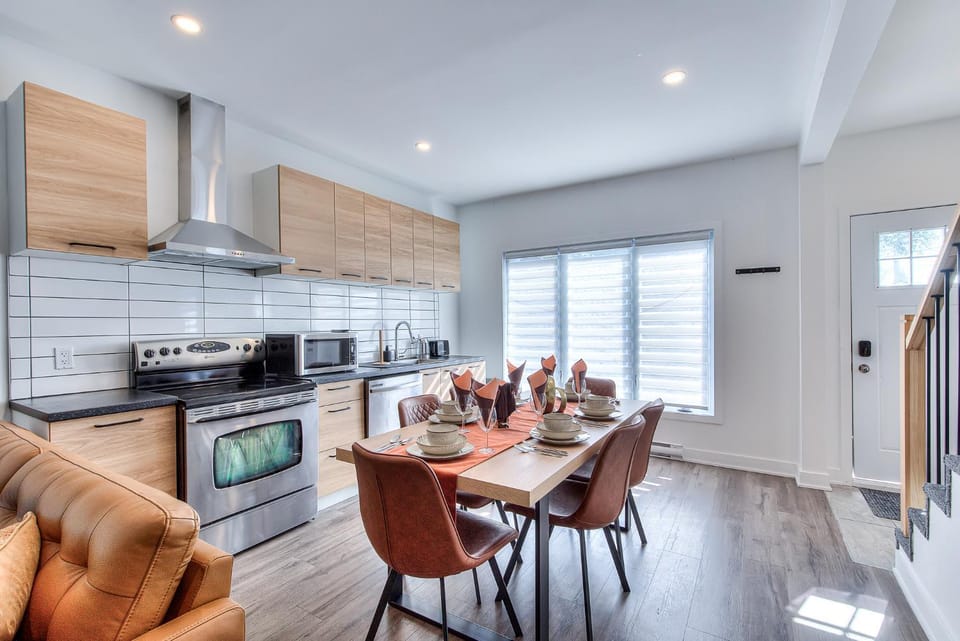 Kitchen or kitchenette, Seating area, Dining area, dishwasher, oven, stove, toaster