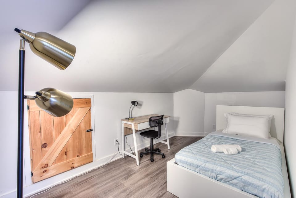 Bed, Photo of the whole room, Bedroom, towels