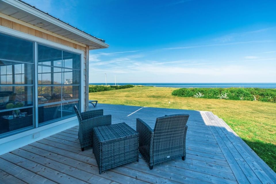 Blue Ocean Cove Beach House Villa in Prince Edward County