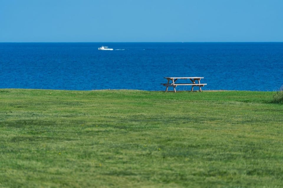 Blue Ocean Cove Beach House Villa in Prince Edward County