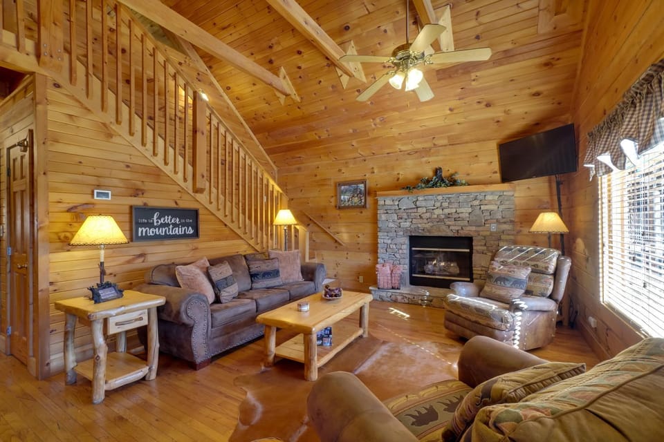 Family-Friendly Scenic Cabin w/ Hot Tub, 2 Mi Dtwn Cabin in Gatlinburg