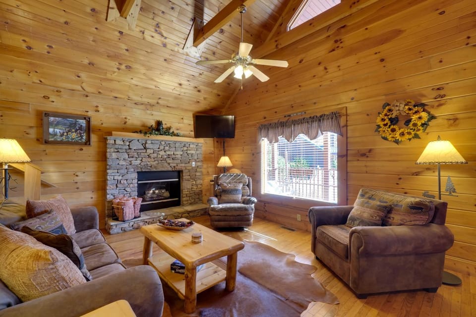 Family-Friendly Scenic Cabin w/ Hot Tub, 2 Mi Dtwn Cabin in Gatlinburg