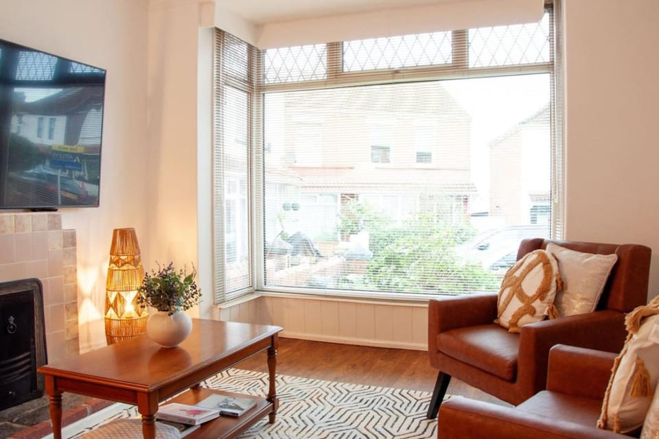 Cozy Mumbles Getaway with Garden - Walk to Coastal Paths House in The Mumbles