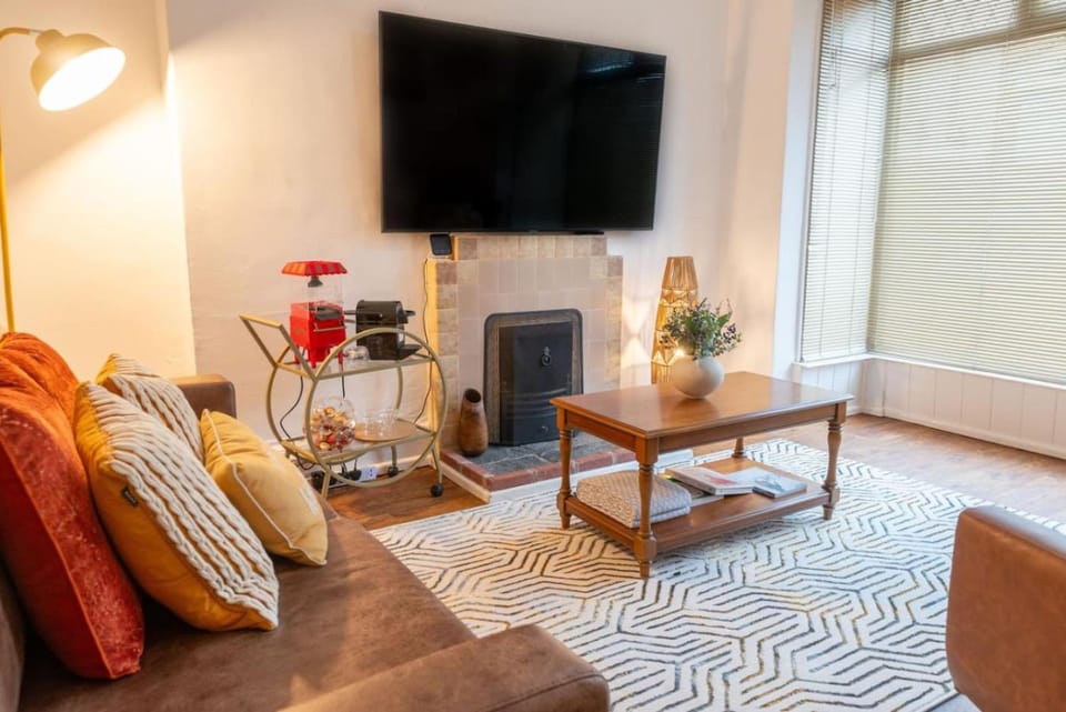 Cozy Mumbles Getaway with Garden - Walk to Coastal Paths House in The Mumbles