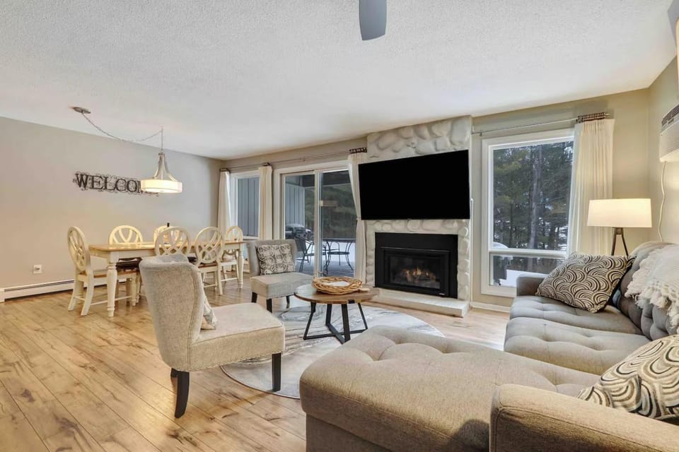 Luxe Hilltop Getaway Family Retreat Golf Course 5735 House in Michigan