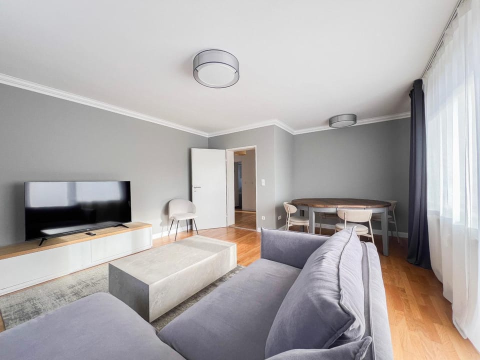 Communal lounge/ TV room, Bed, TV and multimedia, Living room, Photo of the whole room, Seating area, Evening entertainment, Bedroom