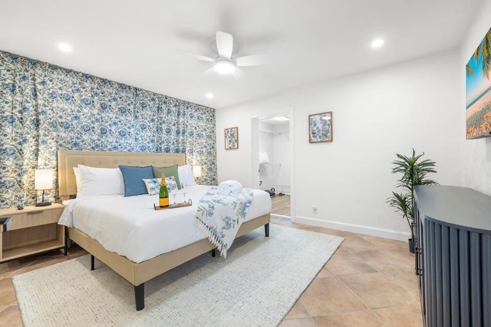 2 King Suites - Hot Tub - Large Patio - Sleeps 12 House in Tampa