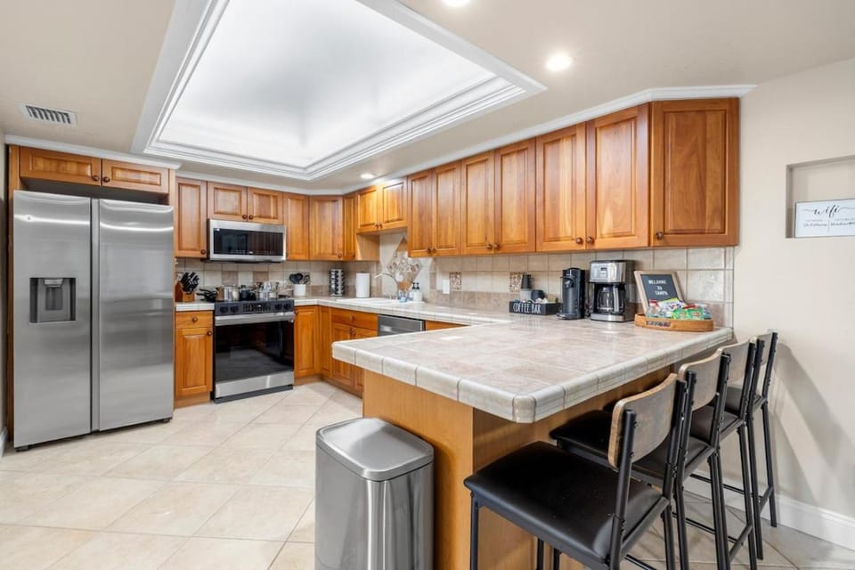 2 King Suites - Hot Tub - Large Patio - Sleeps 12 House in Tampa