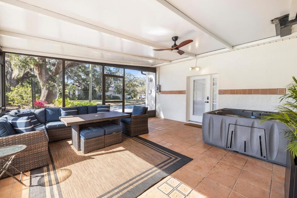 2 King Suites - Hot Tub - Large Patio - Sleeps 12 House in Tampa