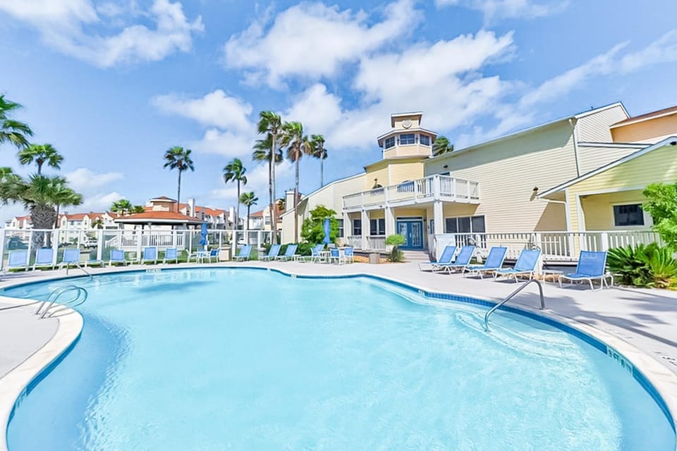 Beach Club - Ocean Breeze Retreat – Island Condo Apartment in North Padre Island
