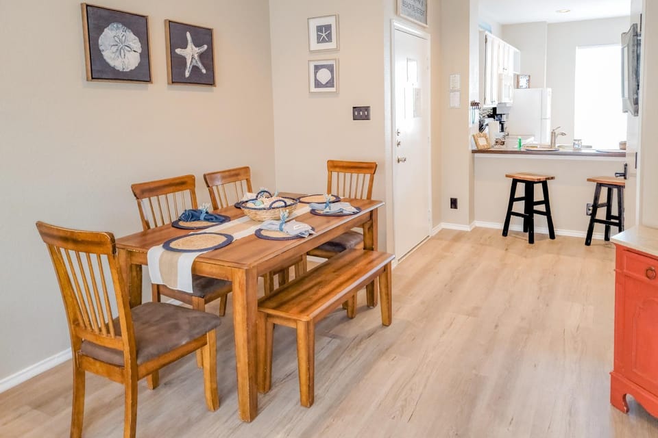Beach Club - Ocean Breeze Retreat – Island Condo Apartment in North Padre Island