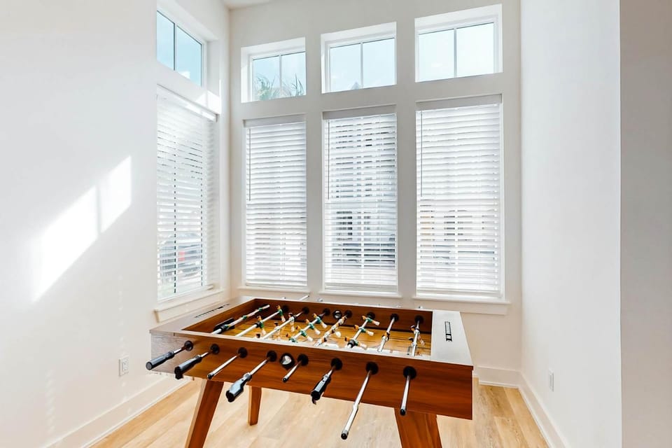 Day, Game Room, Seating area