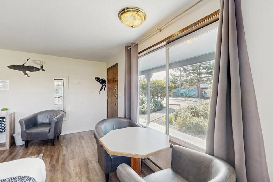 Lamplighter Inn - 117 Whale Watching House in Oregon