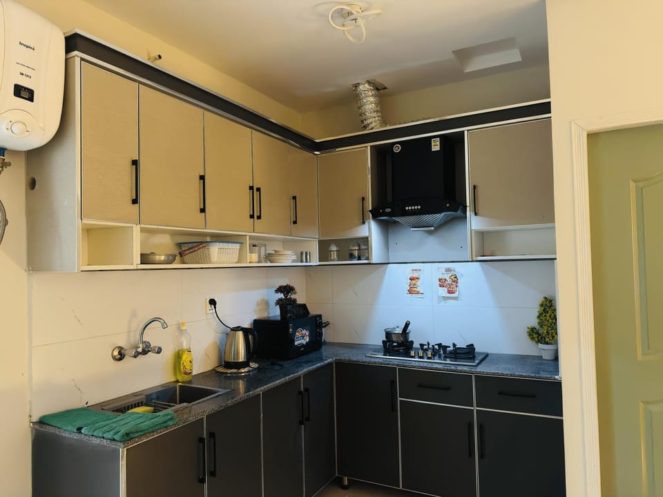Kitchen or kitchenette, microwave, stove