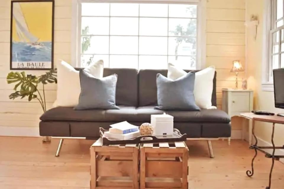 Charming Beach Cottage with Ocean Views & Sauna House in Shoreline