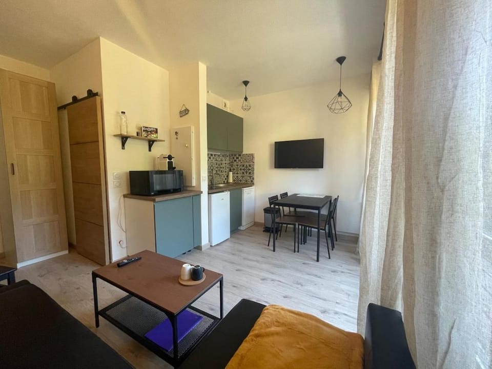 TV and multimedia, Living room, Dining area