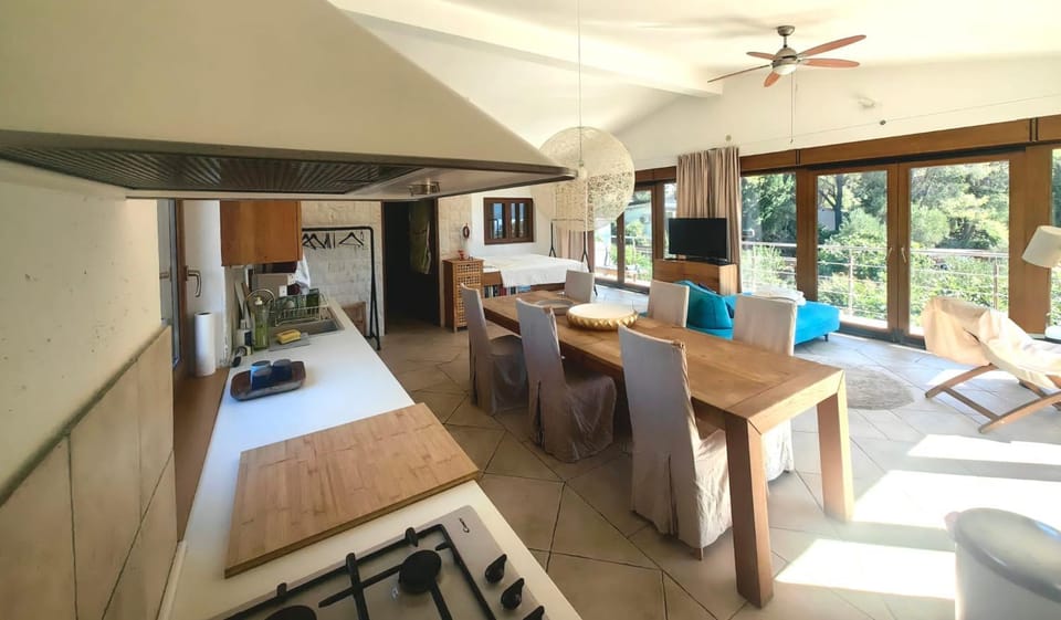 Kitchen or kitchenette, Living room, Seating area, Dining area